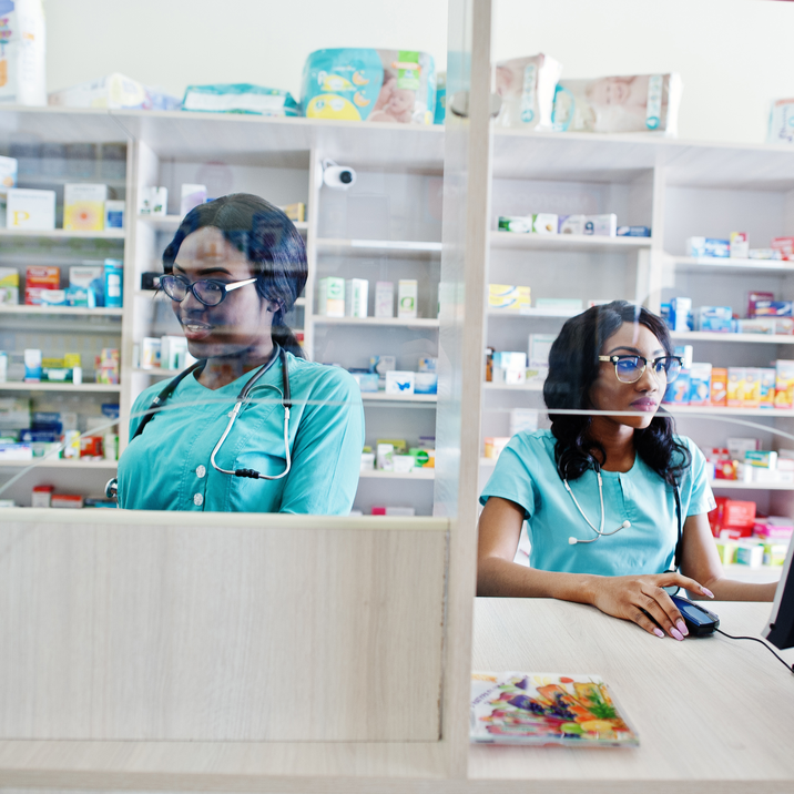 Deux jeunes pharmaciennes au comptoir.