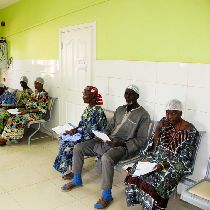 Des patientes en salle d'attente pour des consultations médicales.
